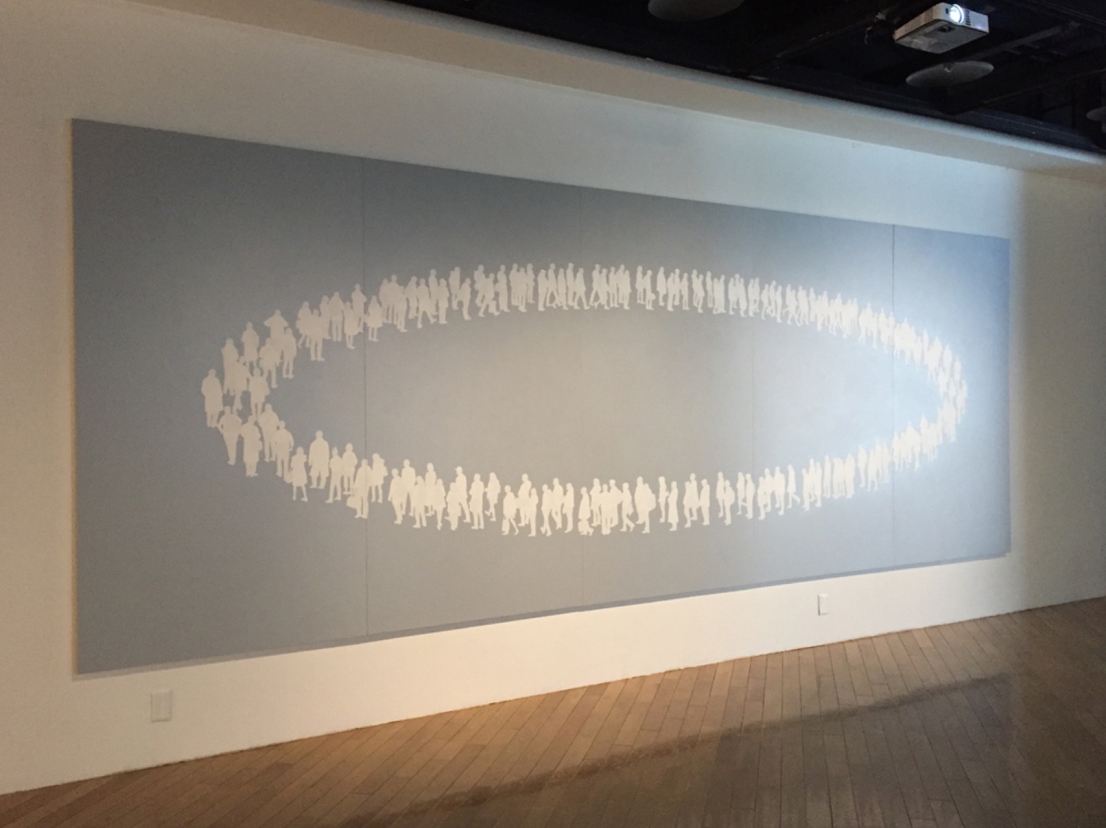 白い展示室に設置されたScene (Oval)の全景